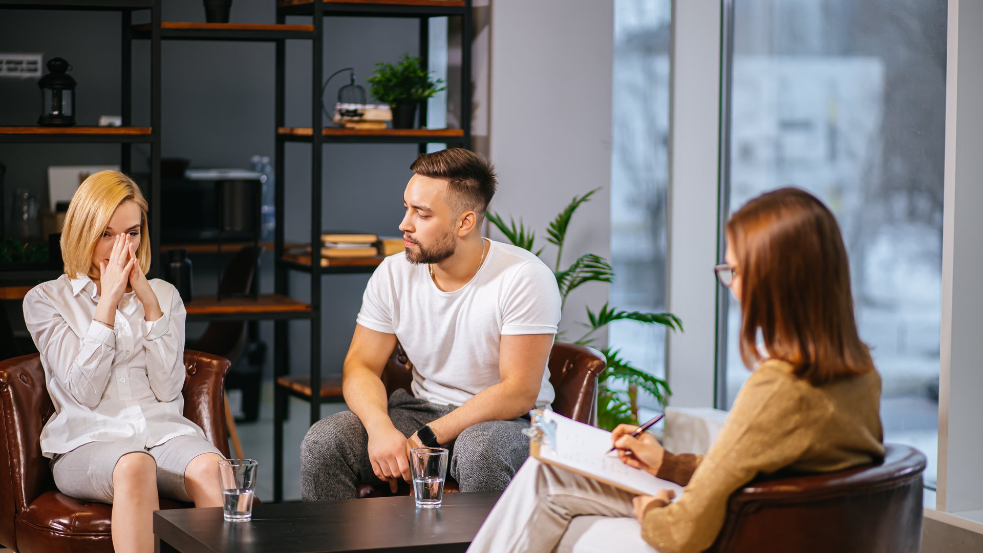 Mediatorin im Gespräch mit einem Paar in einer Mediationssitzung